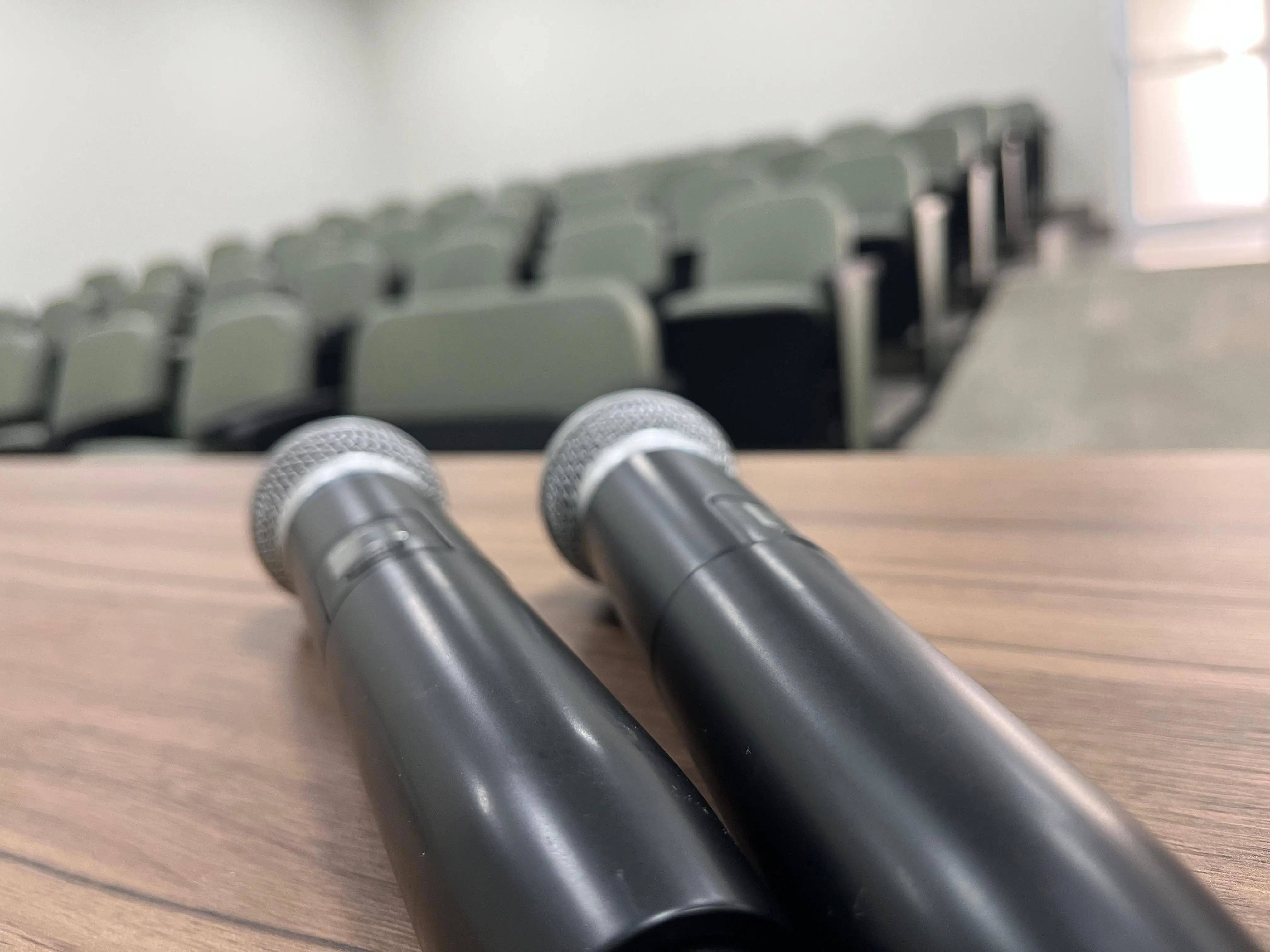 Auditório visto do fundo, com as fileiras de cadeiras voltadas para o palco