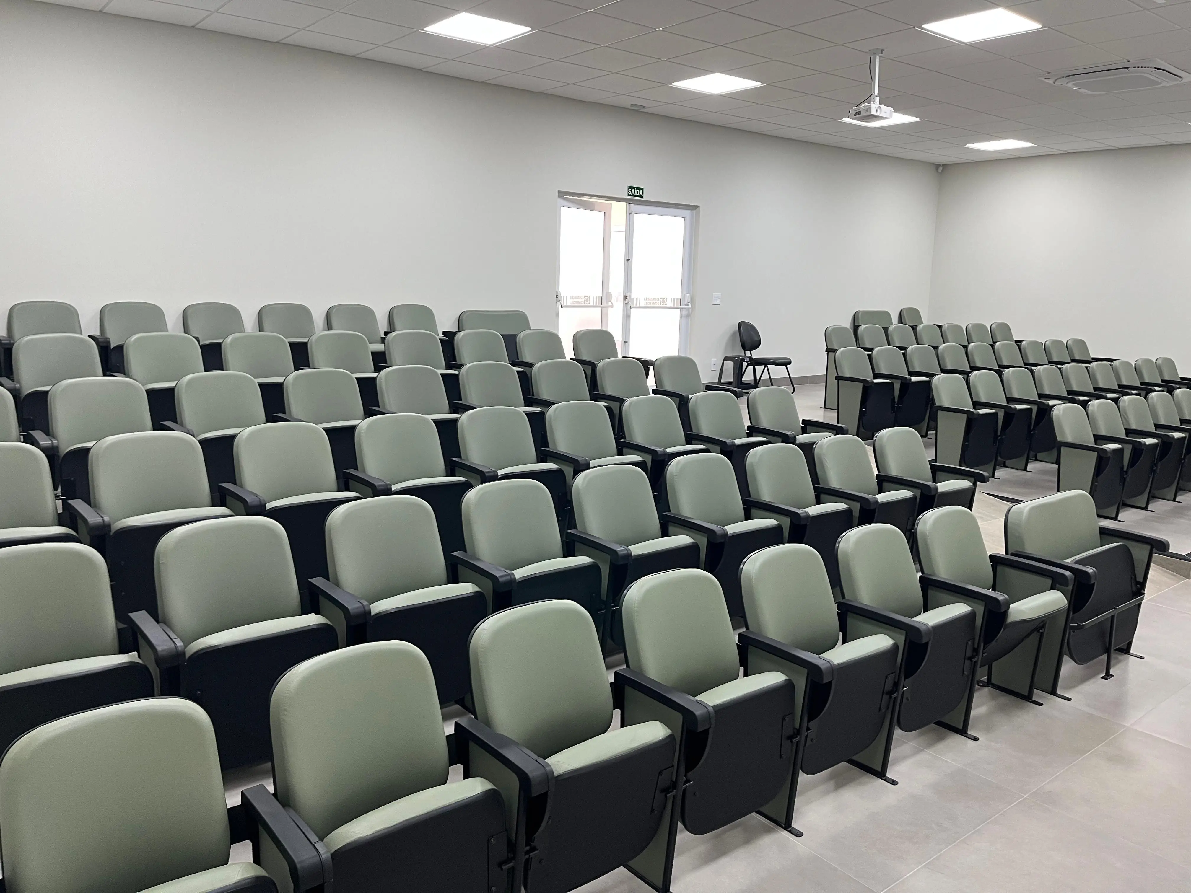 Auditório visto do palco, de frente para a plateia