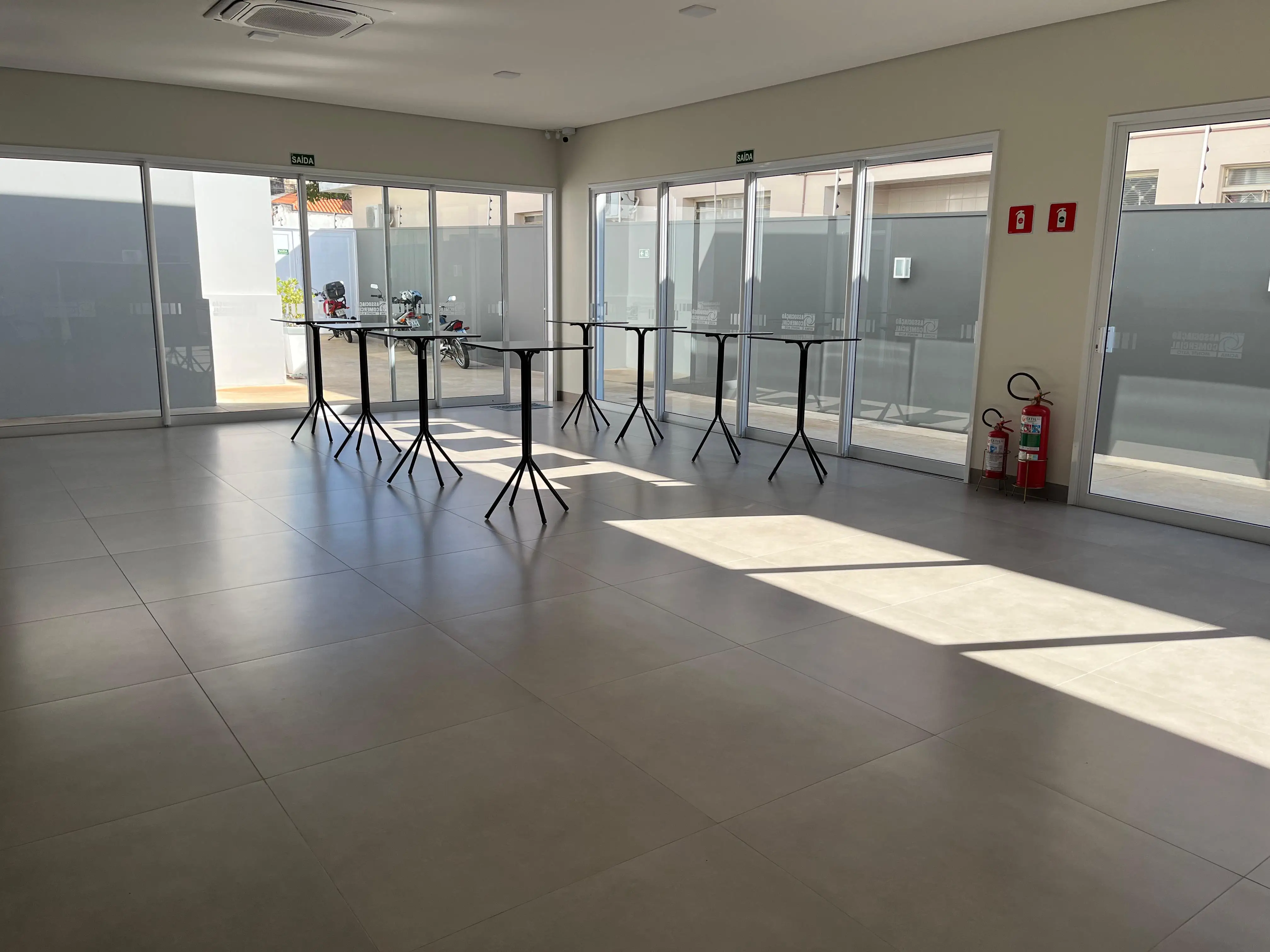 Salão gourmet com as mesas postas e cadeiras